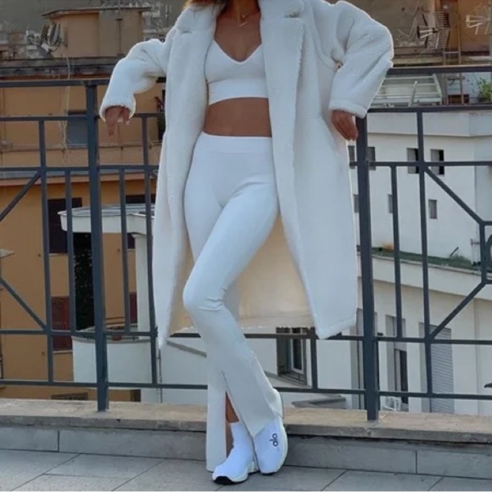 ALO YOGA Airbrush High-Waist Flutter Legging split hem white Size Small - Picture 2 of 16